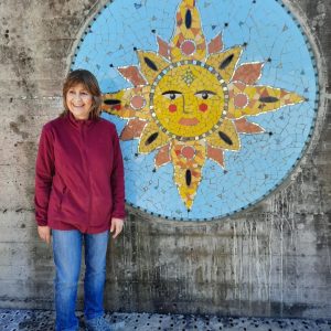 Mosaico celeste con sol amarillo en el centro