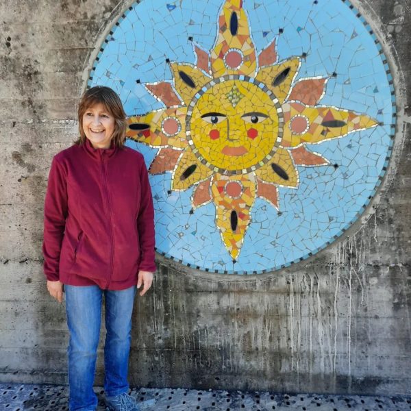 Mosaico celeste con sol amarillo en el centro